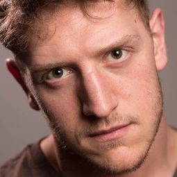 Blake Burgess - 橄欖球傳奇演員 飾演Allyson