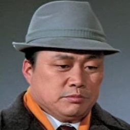 秋峰 - Rosy Life演員 飾演Manhwa Shop Owner