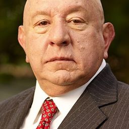 Victor Hugo Morant 飾演 Vicente