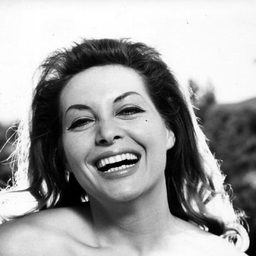 Fabienne Dali 飾演 Claudia