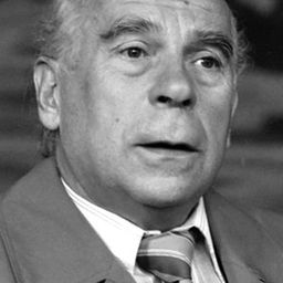 Janusz Kłosiński 飾演 Man with a Goat