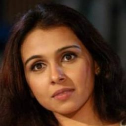 Suchitra Krishnamoorthi 飾演 Nivedita