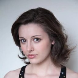 Vivien Cardone 飾演 Marcee