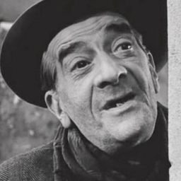 Giulio Calì 飾演 Waiter