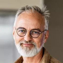 比楊·傑爾曼 飾演 Nils