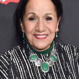 Peggy Blow 飾演 Emilia