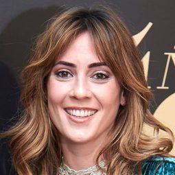 伊娃·烏加特 - 餘愛裊裊演員 飾演Raquel