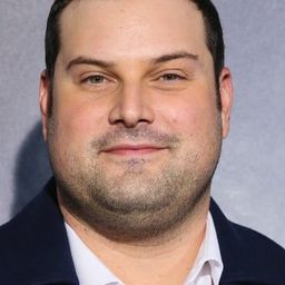 Max Adler 飾演 Simmons