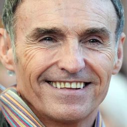 Marti Pellow 飾演 The Arbiter