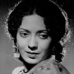 Leela Chitnis 飾演 Ramu's Mother