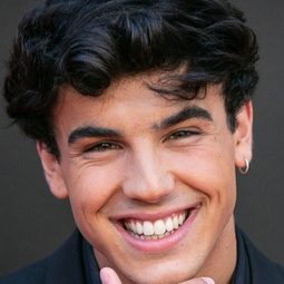 奧斯卡·卡瑟斯 - 聖血演員 飾演Javi