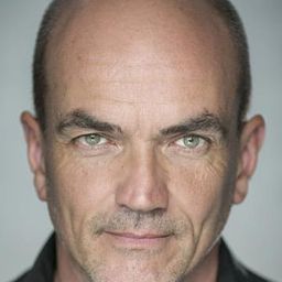 Michael Adams 飾演 Bartiloni