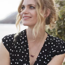 莉芙·瑪瓊斯 飾演 Liv Berg