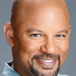 Chris Williams 飾演 George