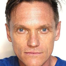 羅伯·范甫倫 飾演 Prison Medical Officer