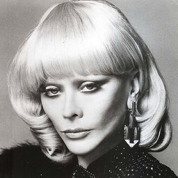 Monique van Vooren 飾演 Marinka