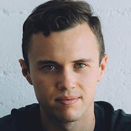 Jacob Osborne 飾演 Desmond