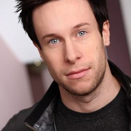 Jake Raymond 飾演 Bryan