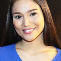 Julia Clarete 飾演 Joan