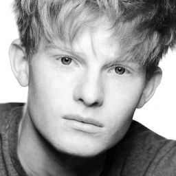 Charlie Manton - 模仿遊戲演員 飾演Sherborne Student 3