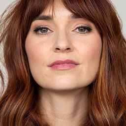 Kara Luiz 飾演 Bank Boss