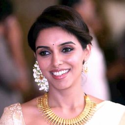 Asin Thottumkal 飾演 Kalpana Shetty
