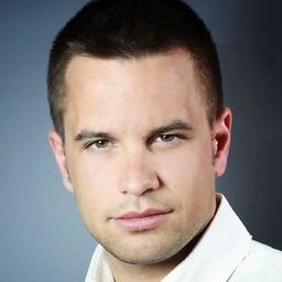 Yağmur Atacan 飾演 Sinan