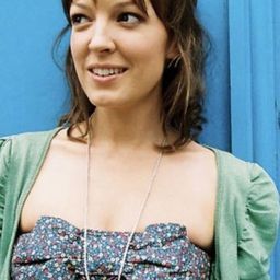 Caitlin Richards - Ravers演員 飾演Supervisor