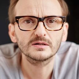 米朗·波榭 - 夢幻足球課程演員 飾演Profalla - Schuldiener