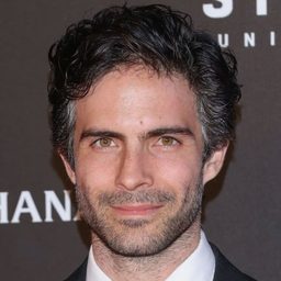 奧斯瓦爾多·貝納維德斯 飾演 Ricardo Díaz