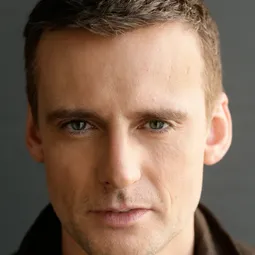 蓋倫·布魯 飾演 Lucas Foster