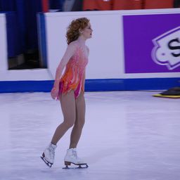 Taylor Firth 飾演 Lexi