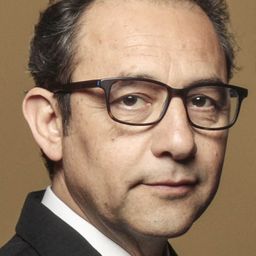 Daniel Muñoz 飾演 Orchestra Vocalist