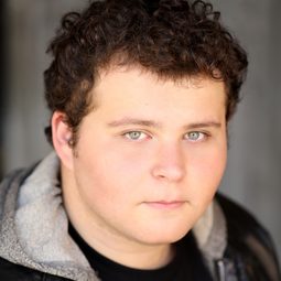 Joshua Erenberg 飾演 Young Britt