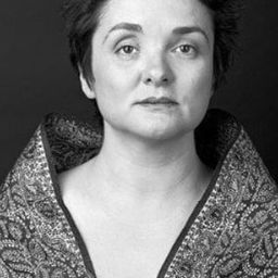 達娜·沃伊庫 飾演 Mrs. Bella B.