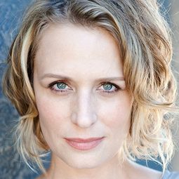 Samantha Smith 飾演 Christine