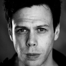 Konstantin Shavlovsky 飾演 Guest at the Party