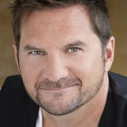 Peter Michael Dillon 飾演 Detective Bonham