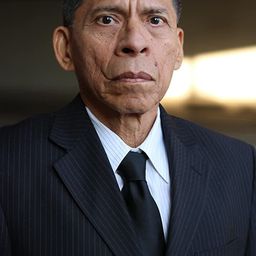 Pedro Lopez 飾演 The General