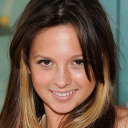 Mackenzie Rosman 飾演 Naomy