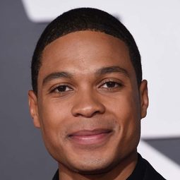 Ray Fisher 飾演 Darrian Bloodaxe