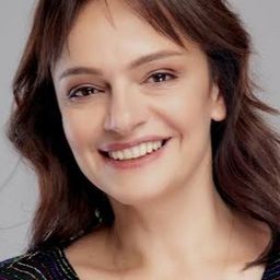 Selen Uçer 飾演 Nazmiye