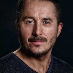 塞爾坎·埃詹 飾演 Bayram