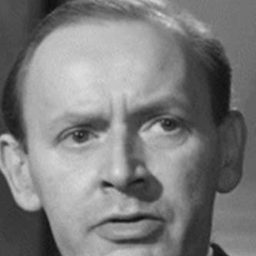 Gerald Cross 飾演 Brewer