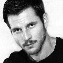 胡安·巴勃羅·坎帕 飾演 Lauro