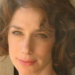 維洛妮卡佩拉奇尼 飾演 Clarita Schwartz