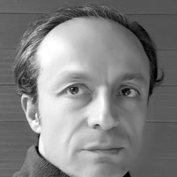 Nikos Pantelidis 飾演 