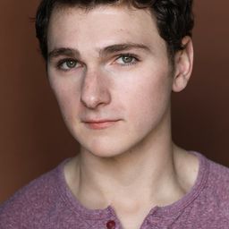 Nicholas Lobue 飾演 Sergei Petrov