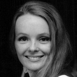 凱瑟琳·霍頓 飾演 Katara's Grandma