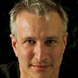 布朗森·平肖 飾演 Roy